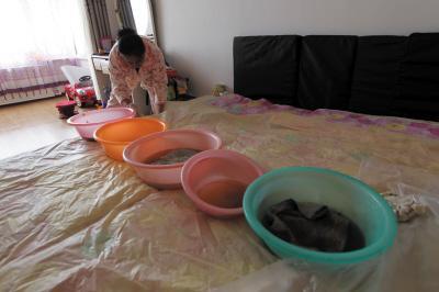 桃源楼上漏水，住户失联，小区没物管，业主维权难！律师来支招……